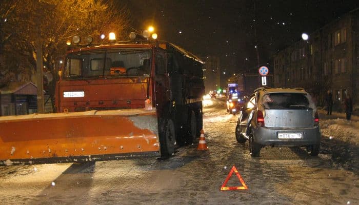 В Кирове “КамАЗ” влетел в разворачивающийся автомобиль “Чери”