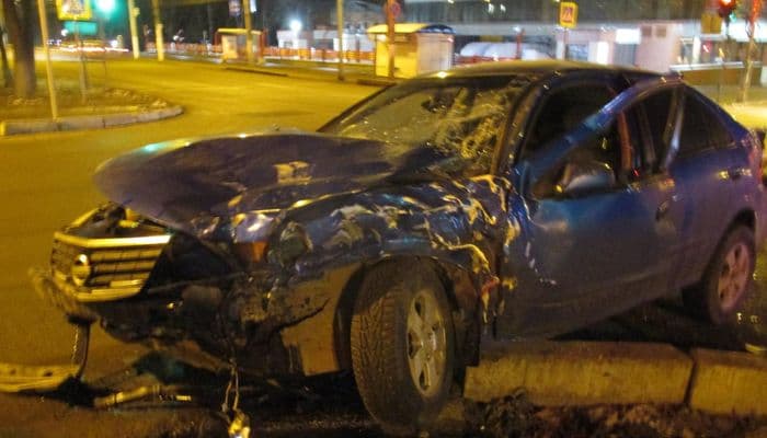 Водитель легковушки “Ниссан” не пропустил “скорую” с мигалками: произошло столкновение