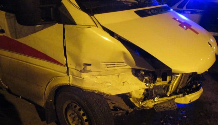 Водитель легковушки “Ниссан” не пропустил “скорую” с мигалками: произошло столкновение