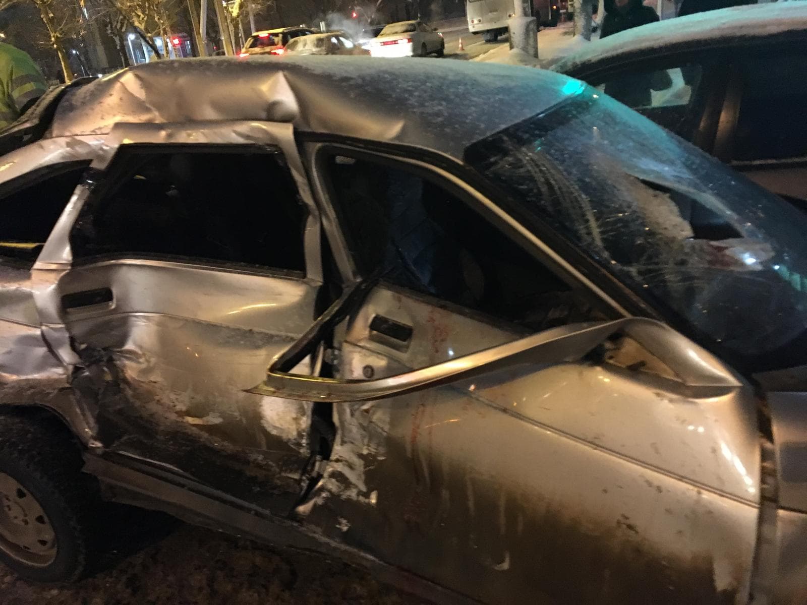 Автобус с пассажирами протаранил ВАЗ на Октябрьском проспекте