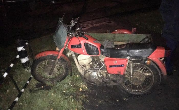 Бесправник на мотоцикле влетел в опору ЛЭП