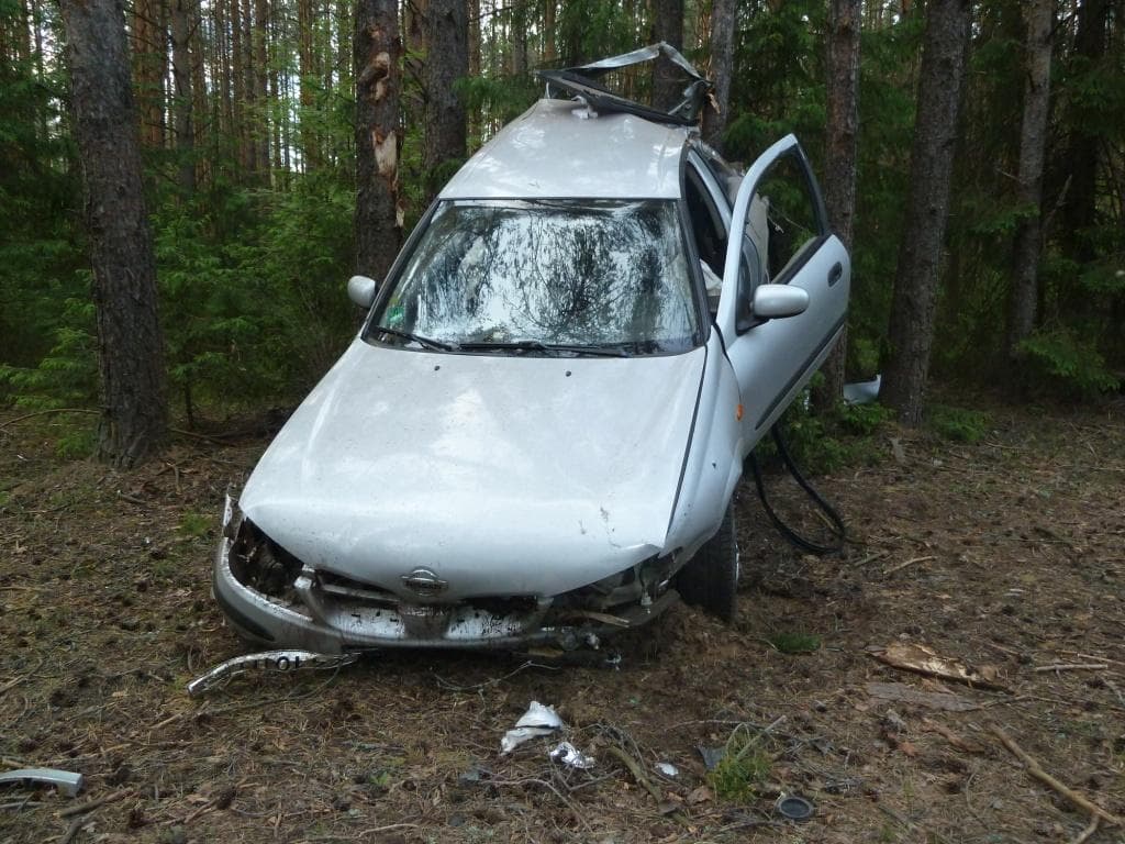 В Боровице водитель «закинул» машину на дерево