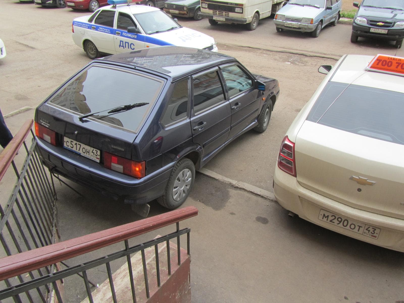 Во дворе дома неуправляемый автомобиль наехал на женщину