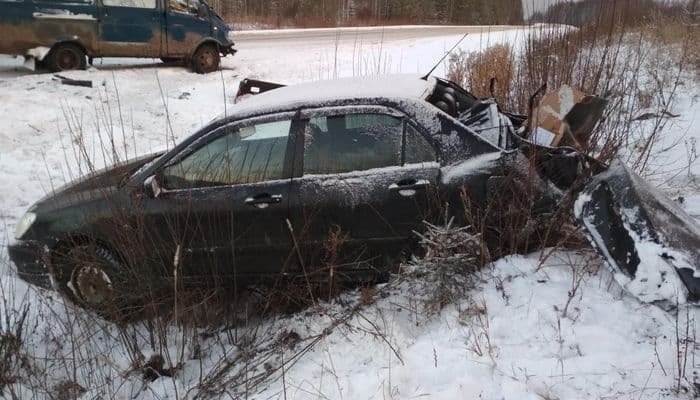 В Юрьянском районе женщина на “Митсубиши” вылетела в кювет от лобового столкновения