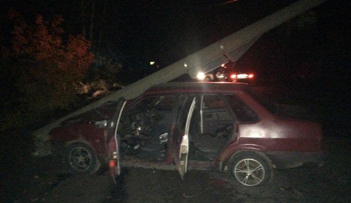 Молодой бесправник на “девяносто девятой” влетел в столб