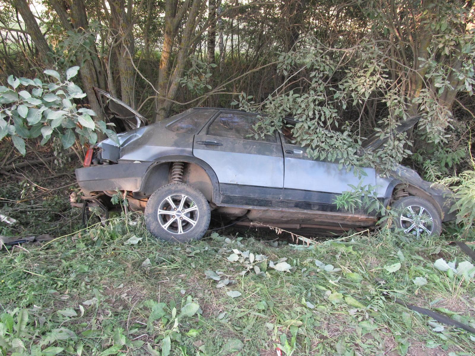 Пьяный водитель улетел в кювет, но ему повезло больше, чем пассажиру