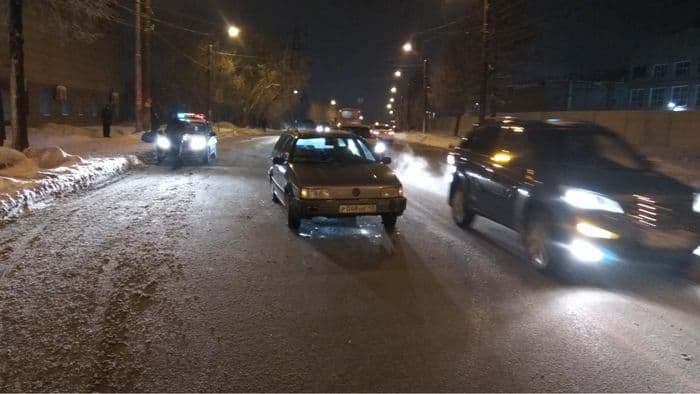 На Октябрьском проспекте 46-летний мужчина попал под колеса автомобиля