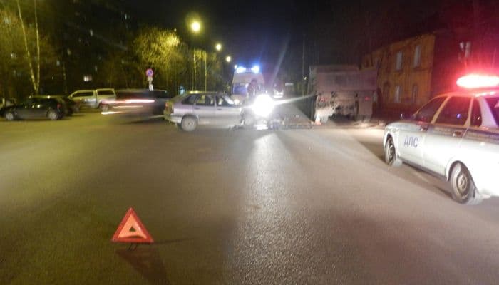 “Четырнадцатая” влетела в “КамАЗ”: две девочки 5 и 8 лет оказались в больнице