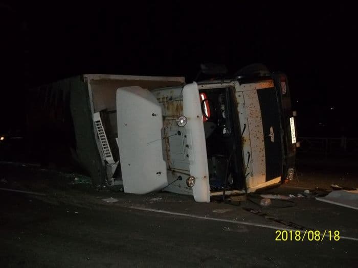 Стали известны подробности аварии с опрокинутым грузовиком