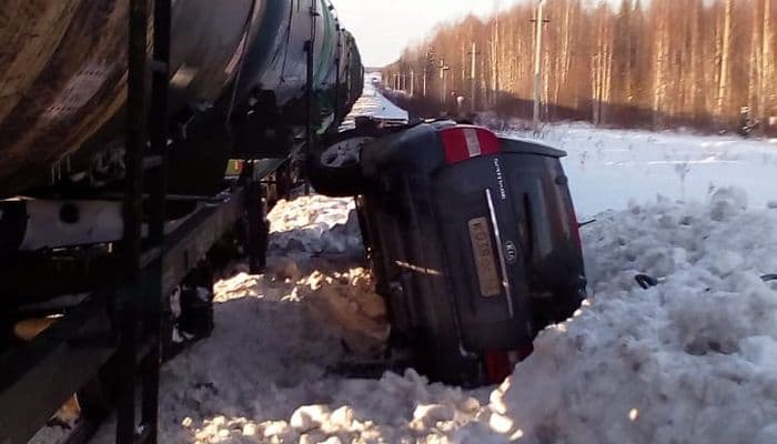 ДТП на переезде: экстренное торможение поезда не помогло