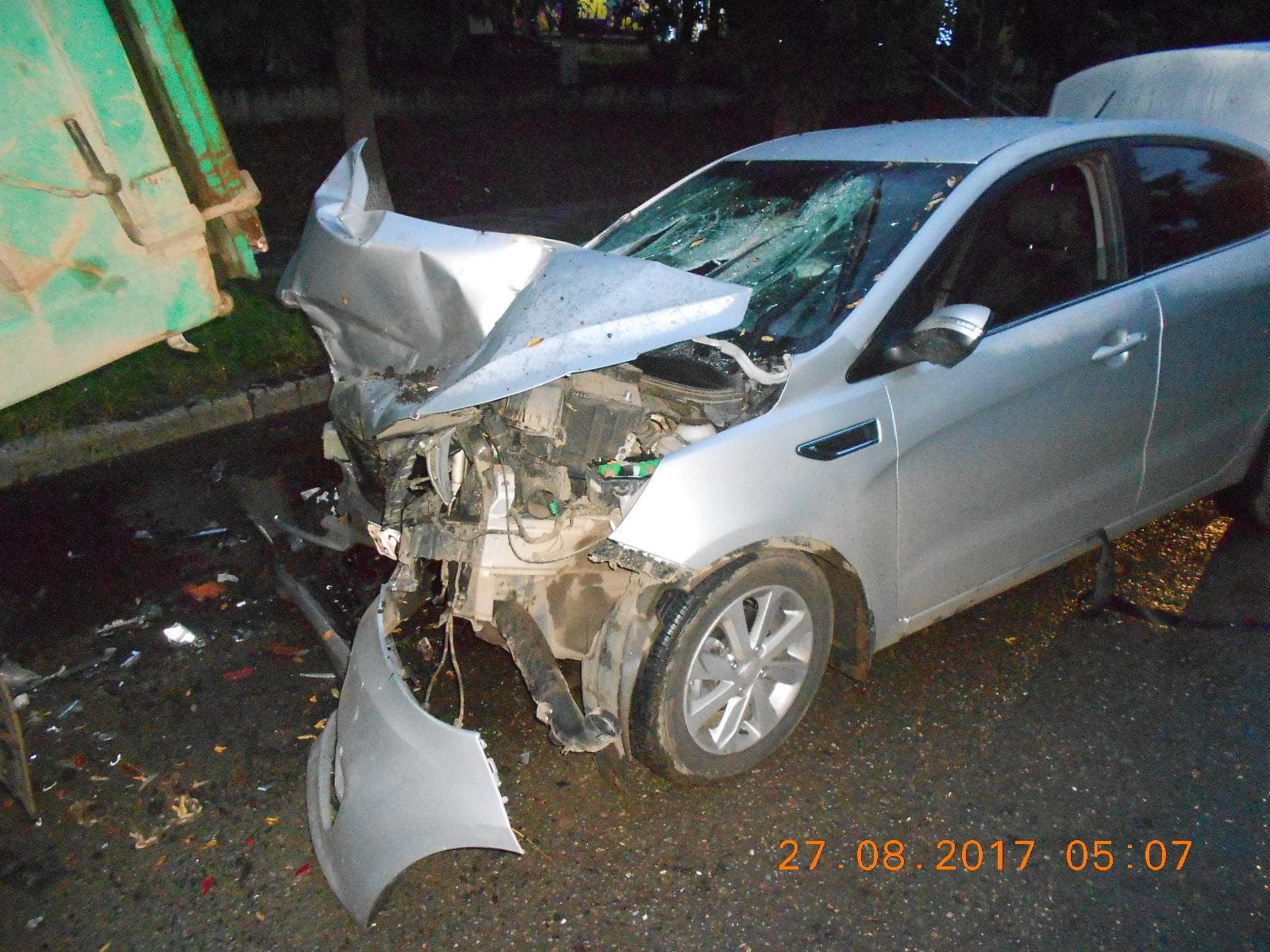 Ночью на Октябрьском проспекте Kia врезалась в припаркованный «Камаз»