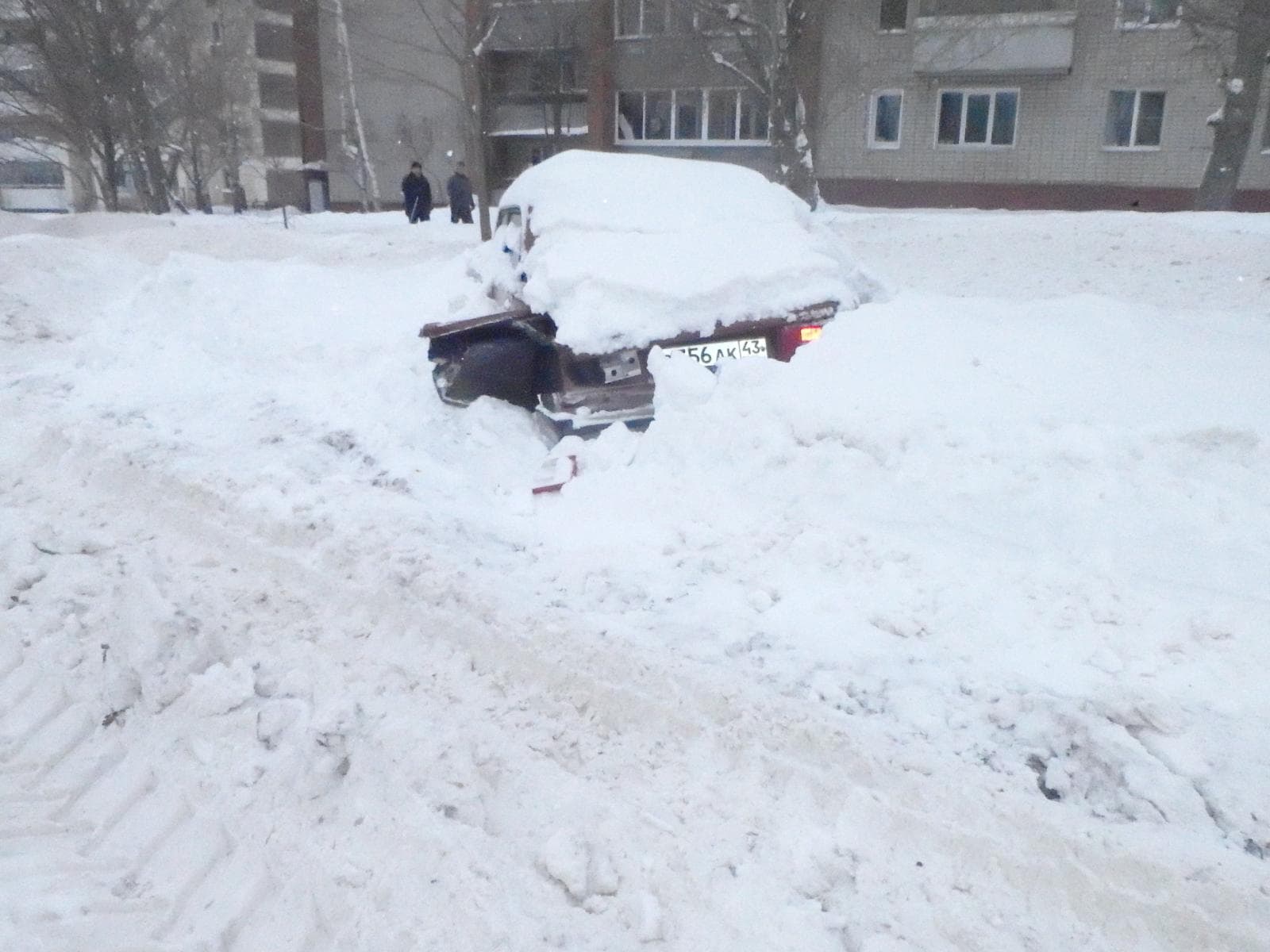 Грейдер убрал снег вместе с машиной