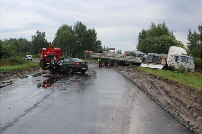 “Камаз” врезался в “Рено” и вылетел за дорогу