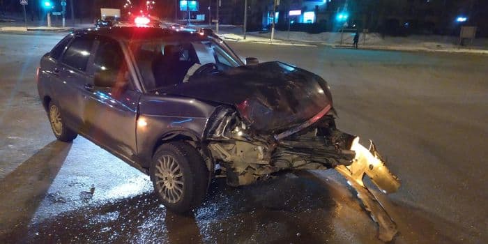 Не уступил дорогу: мужчина на приоре не поделил дорогу с Kia Rio