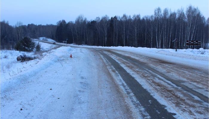 Автомобиль ВАЗ-2112 оказался в кювете: три человека пострадали