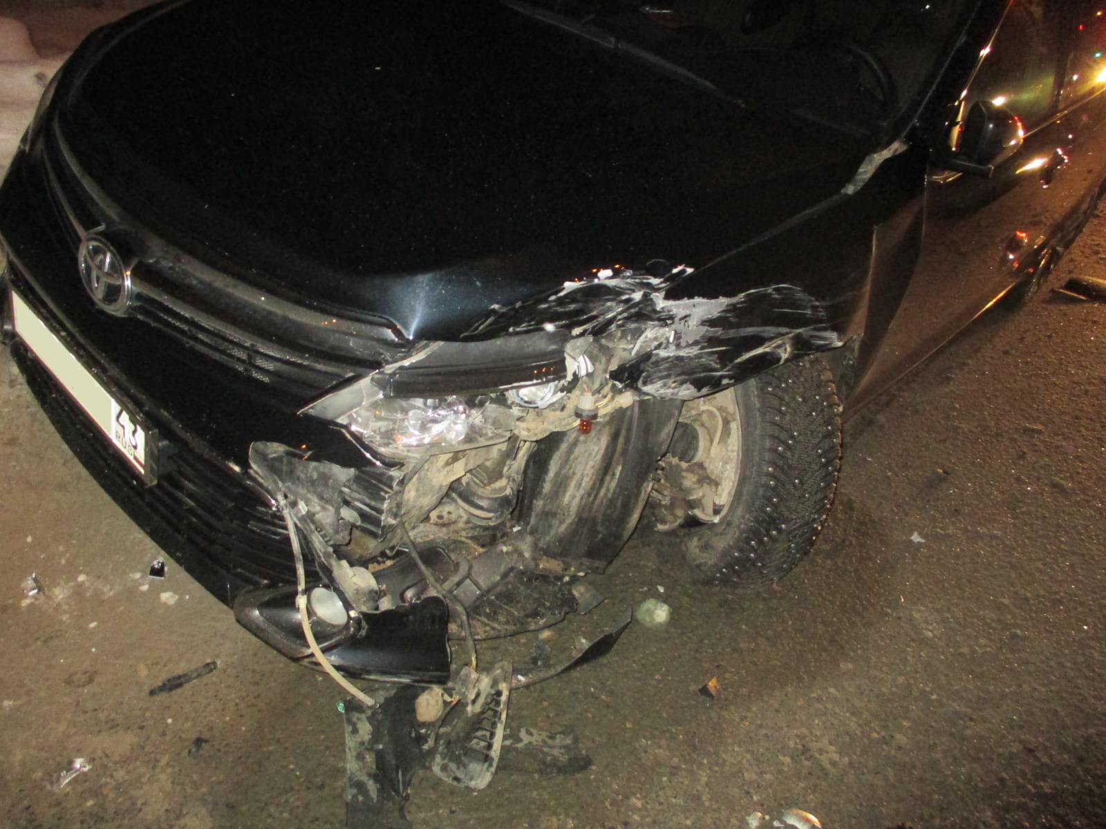 На Октябрьском проспекте Camry затолкала в сугроб Chevrolet