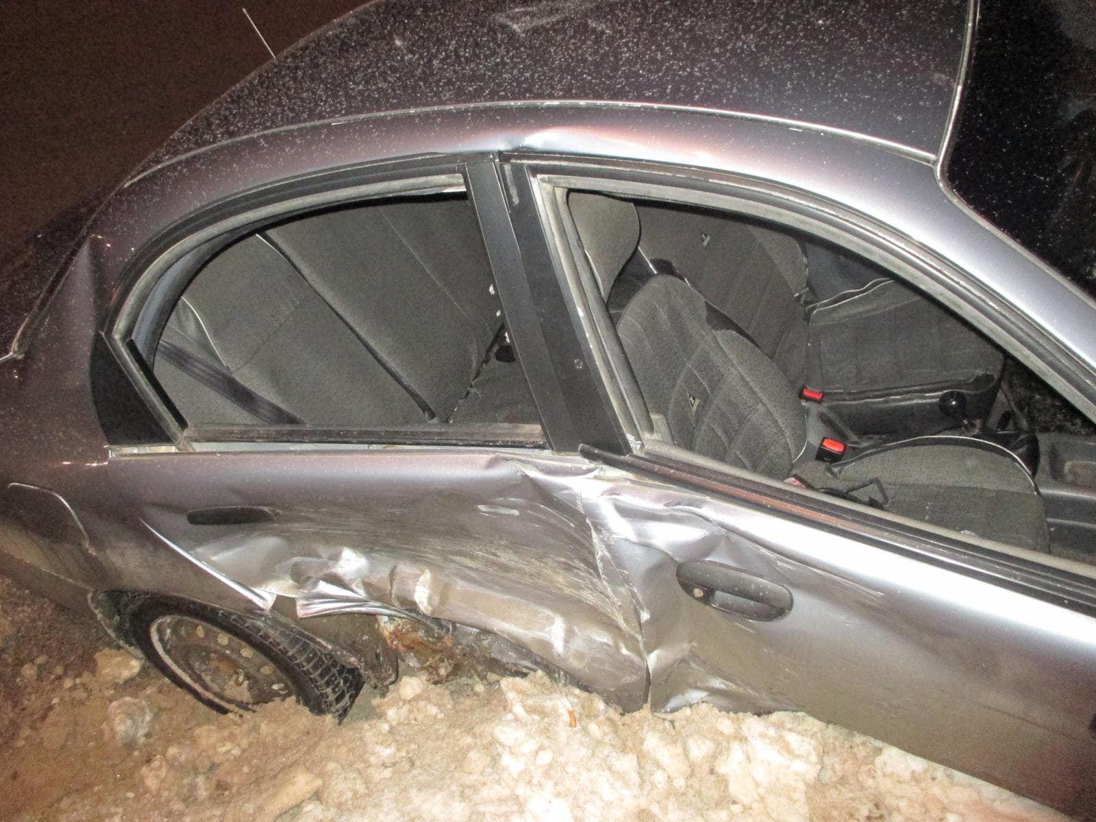 На Октябрьском проспекте Camry затолкала в сугроб Chevrolet