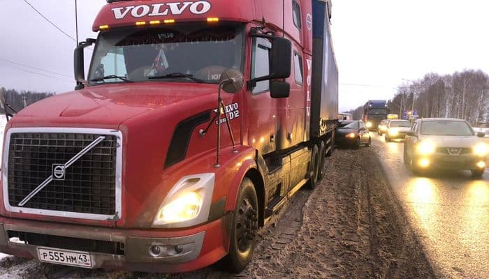 В Слободском районе студент на "Калине" залетел прямо «под фуру»