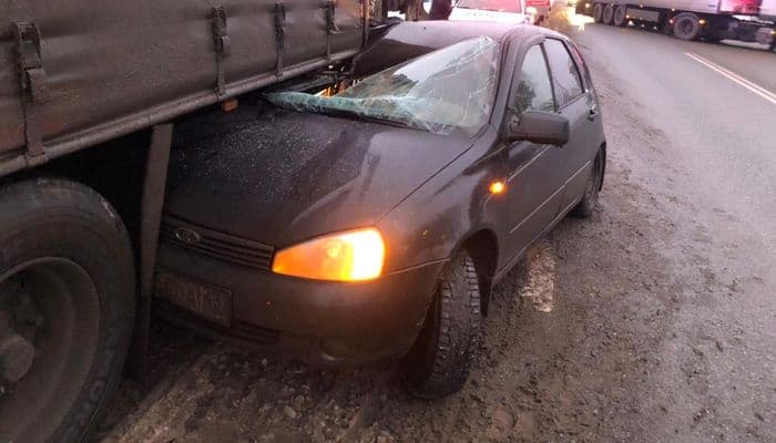 В Слободском районе студент на "Калине" залетел прямо «под фуру»