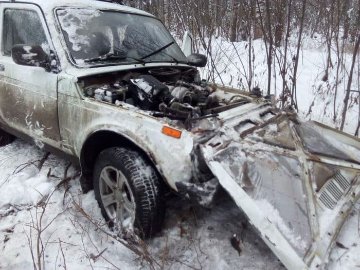 Пенсионер на Lada Kalina, выехав на “встречку”, столкнулся с “Нивой”