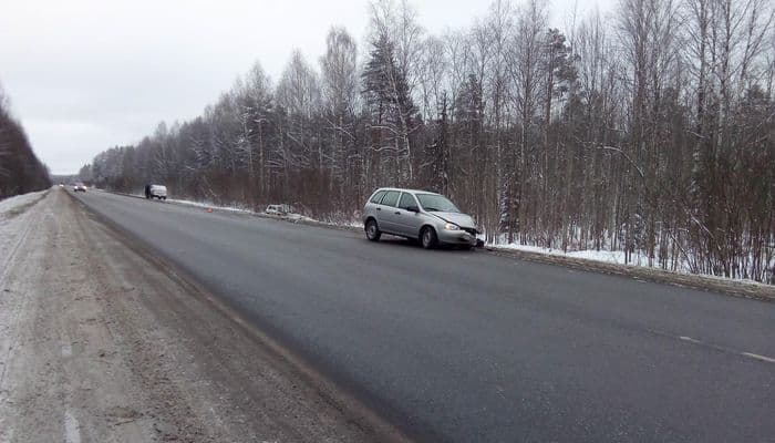 Пенсионер на Lada Kalina, выехав на “встречку”, столкнулся с “Нивой”