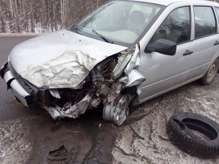 Пенсионер на Lada Kalina, выехав на “встречку”, столкнулся с “Нивой”