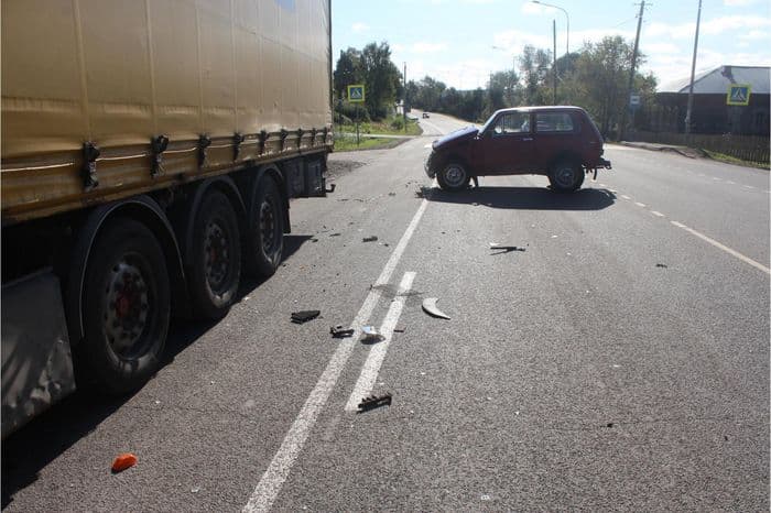 В Тужинском районе пенсионер на “Ниве” влетел в грузовик