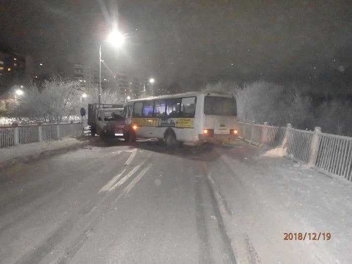 Мужчина на “ПАЗике” выехал на “встречку”: 5 человек пострадали