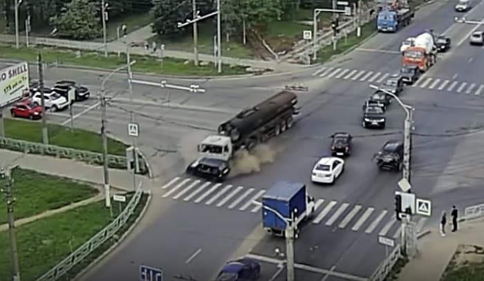 Жесть: в сети появилось видео, как грузовик на скорости влетает в боковину «Ижа»