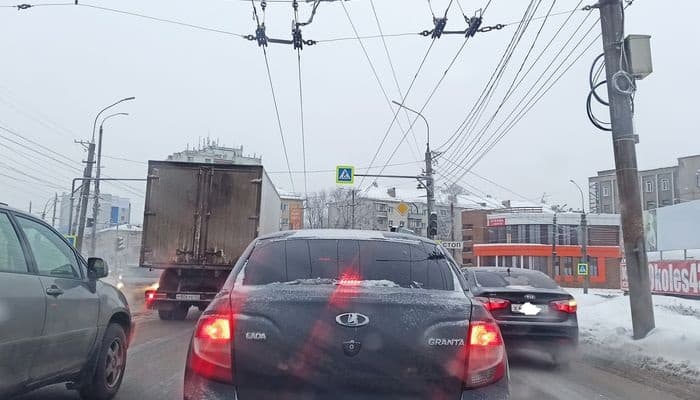 Два дня светофор «кошмарил» автомобилистов Кирова: теперь его починили