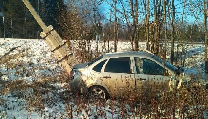 Пенсионер на «Гранте» не уступил дорогу «Газельке» и оказался в кювете