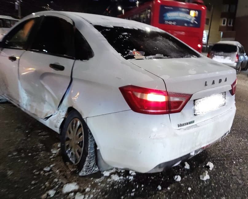 На Комсомольской в Кирове иномарка столкнулась с "Вестой": пострадала девушка
