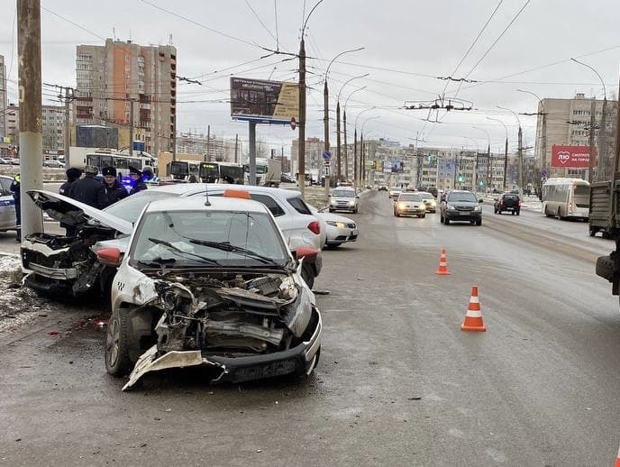 Пять пострадавших: на Московской в Кирове такси врезалась в "Форд"
