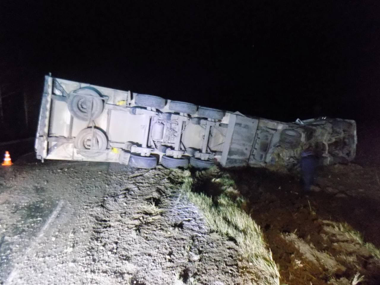 В Орловском районе перевернулась фура с прицепом