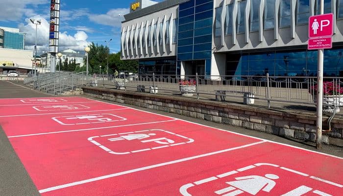 Первую в России женскую парковку уже хотят прикрыть ГАИшники