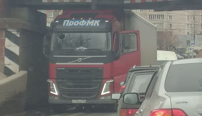 Каждый раз одно и то же: грузовик застрял под мостом у Комсомольской площади