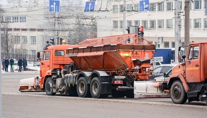 В Кирове подрядчики начали устранять последствия снегопада