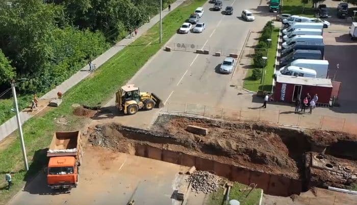 Ловушка на выезде из Кирова: раскопки улицы Щорса привели к транспортному беспределу и пробкам