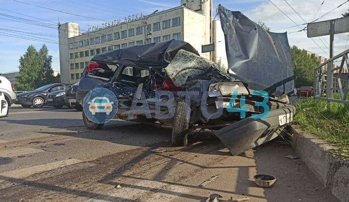 Жесткое ДТП на Производственной — детальные фото: фура столкнулась с легковушкой