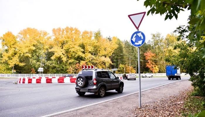 Что делать при перестроении на круговом перекрестке без разметки?