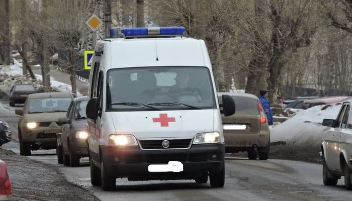 Машина «скорой» с «мигалками» сбила девушку на пешеходном переходе: кто виноват?