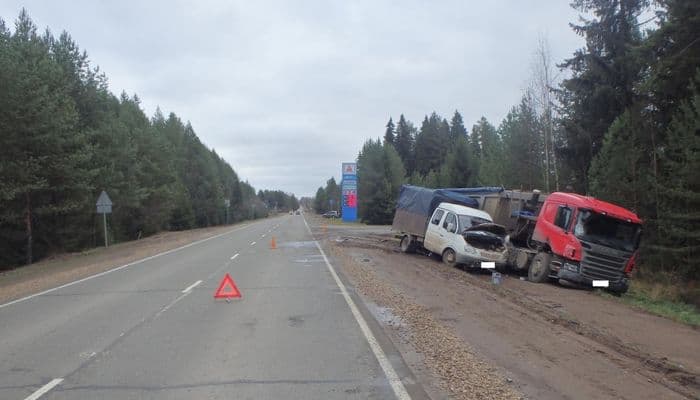 Жесткое столкновение «Газельки» и фуры в Кирово-Чепецком районе закончилось госпитализацией