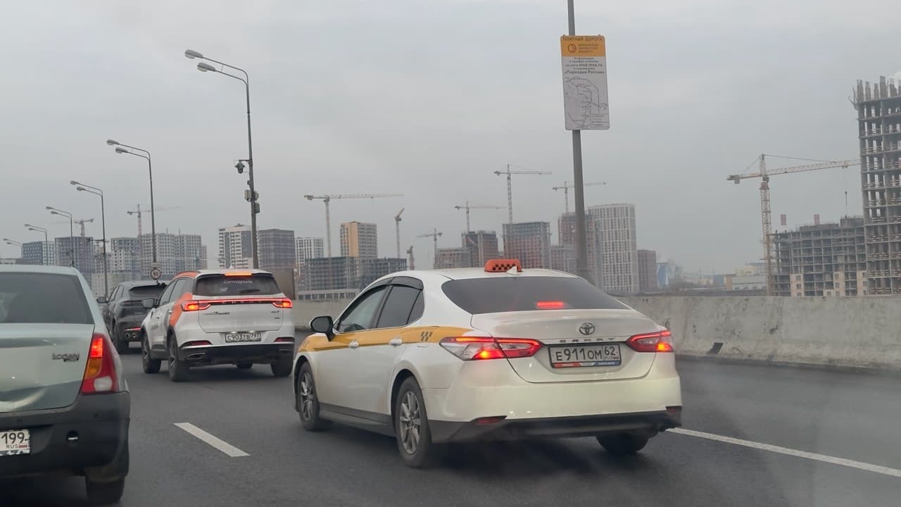 Пассажир открыл дверь прямо перед движущимся авто: кто виноват? Юрист дал ответ