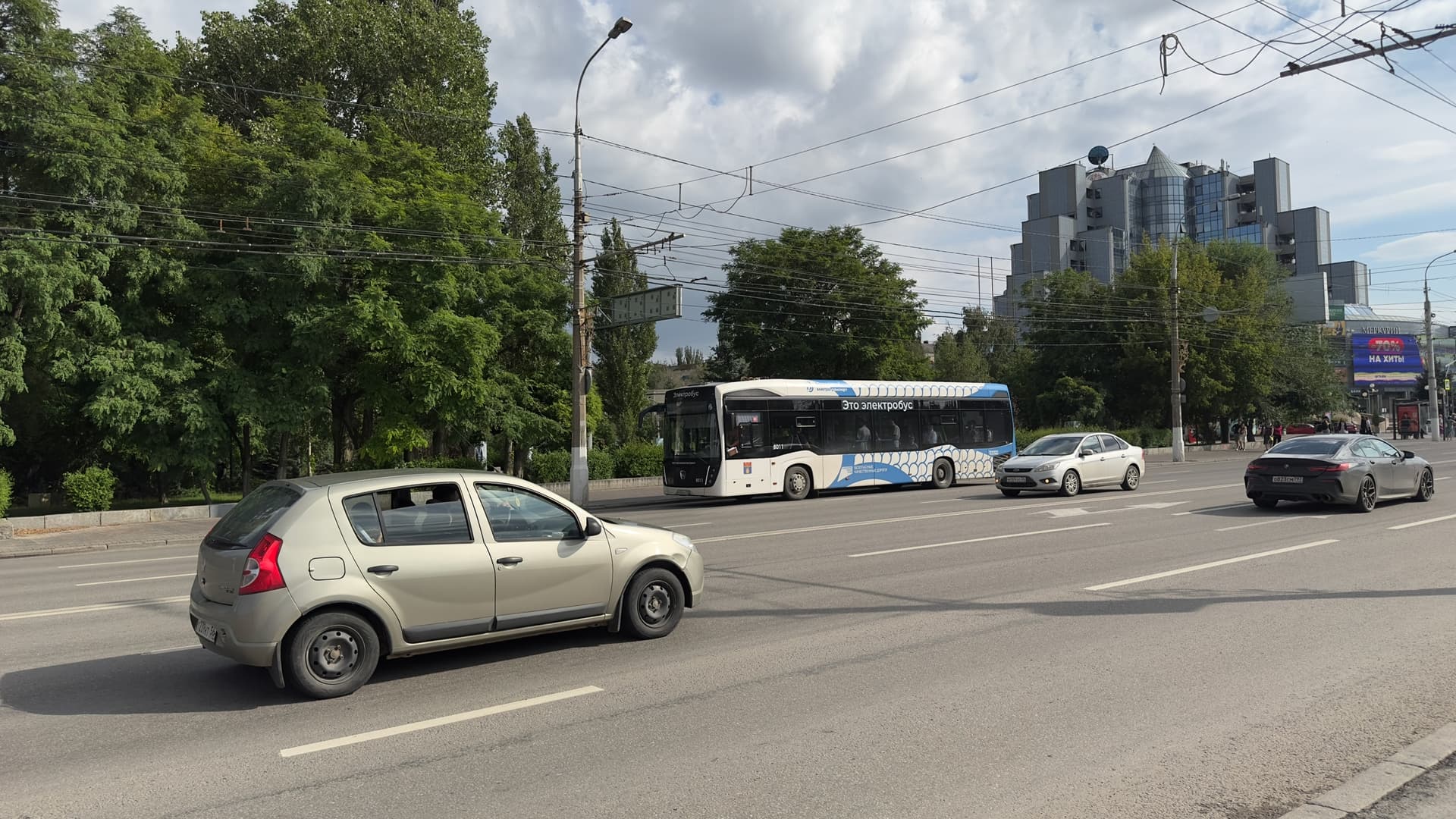 В каких случаях "двойную сплошную" линию пересекать можно - и не получить за это штраф