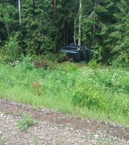 В аварии под Фаленками «Ларгус» вылетел с дороги: есть пострадавшие
