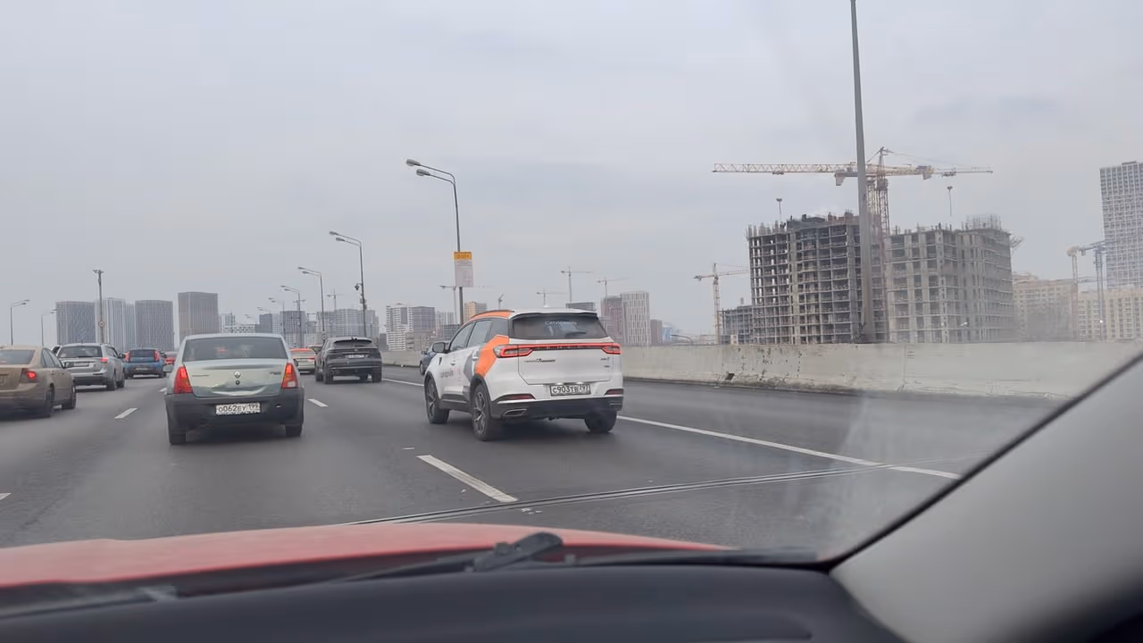 Камеры на трассах начали массово штрафовать за это нарушение: водителям напомнили про телефон за рулем