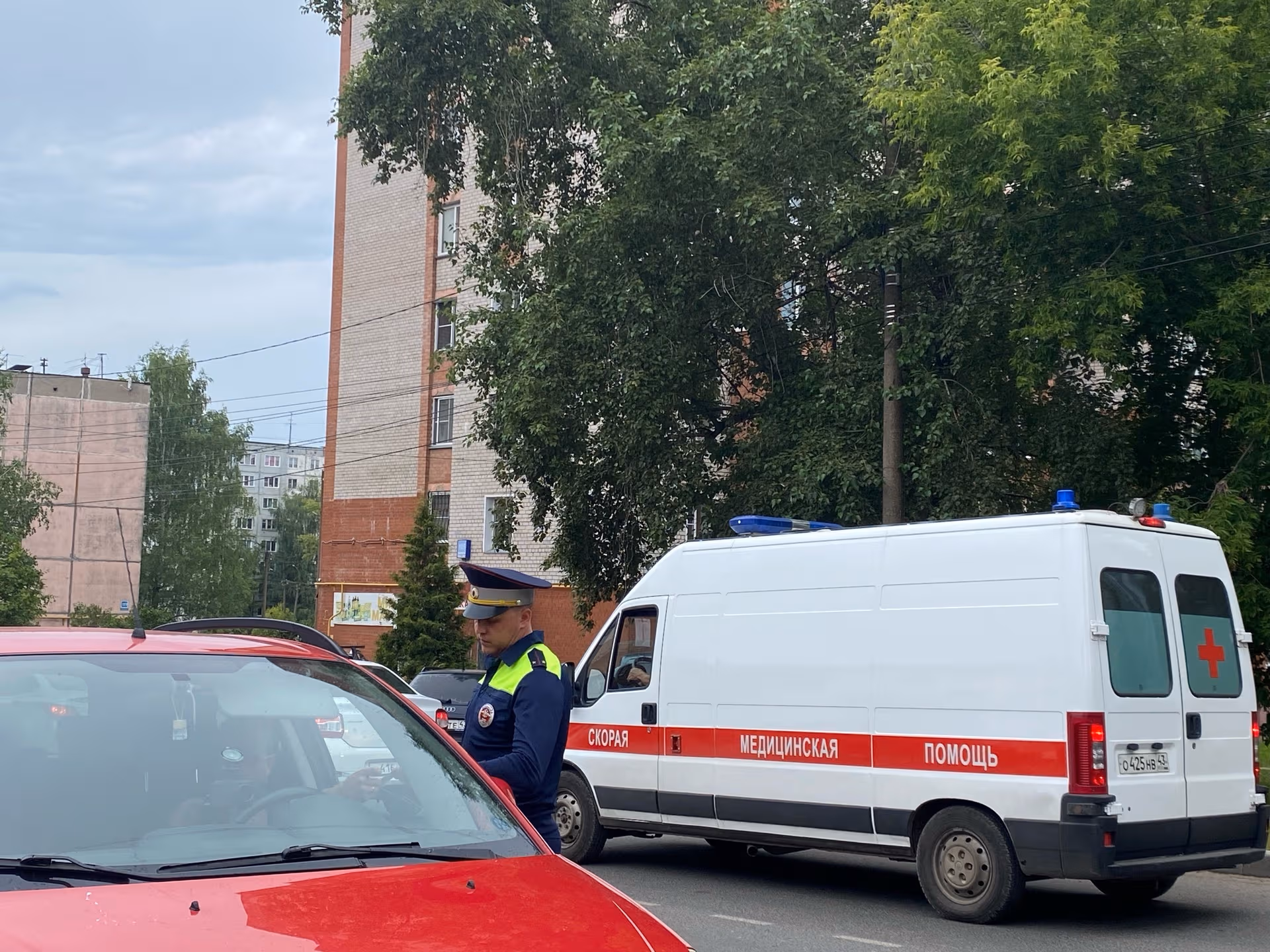 Инспектор ГАИ пояснил: что делать если встал на красный, а сзади скорая помощь с мигалкой и сиреной - уступить или нет