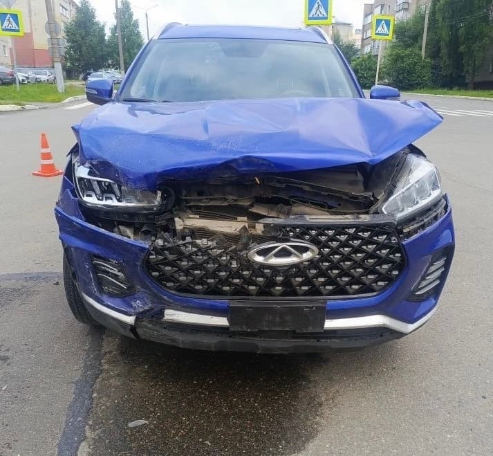 В Радужном не смогли разъехаться две иномарки: есть пострадавшие