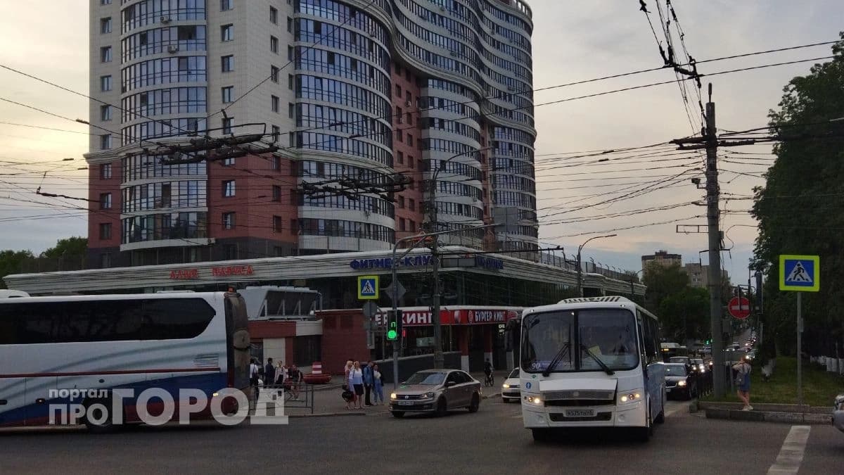 На Октябрьском проспекте у школы №56 после ДТП обрушился столб