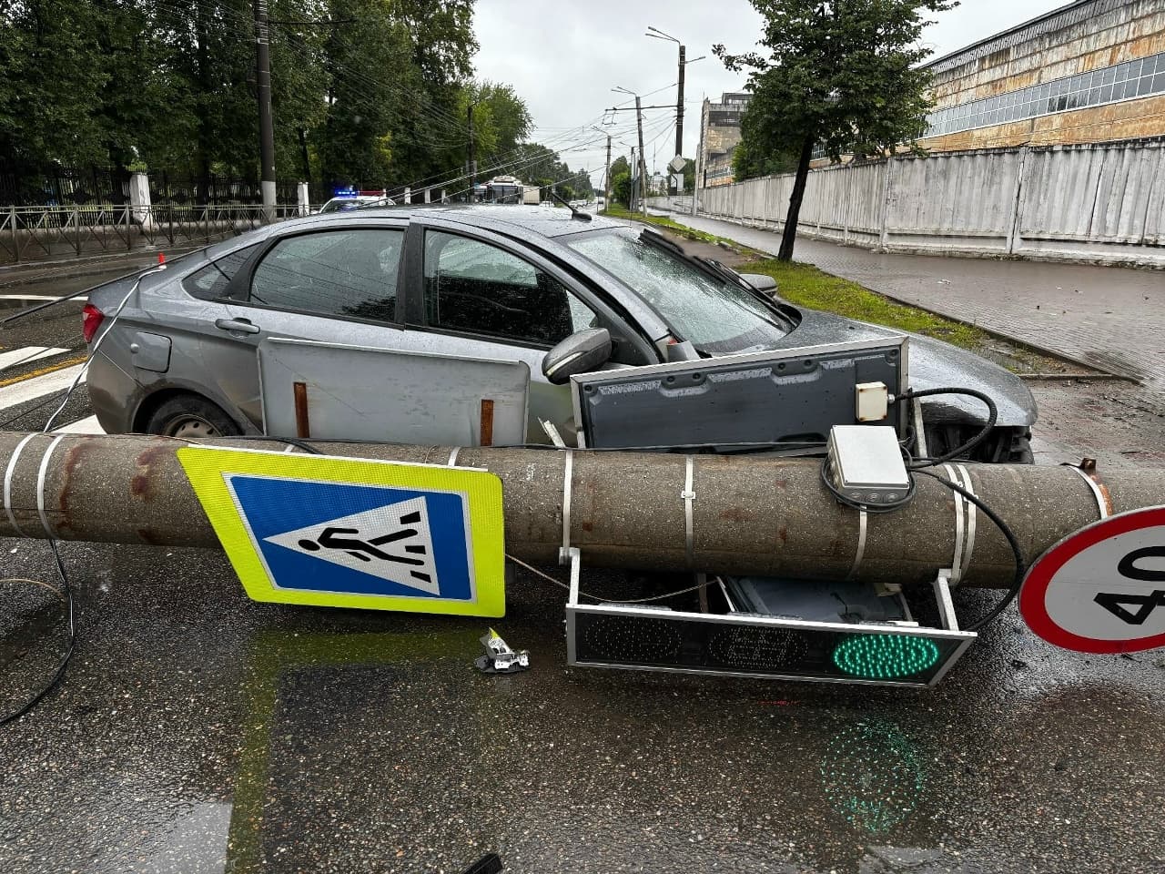 В ГАИ назвали пострадавших в ДТП у школы №56, где упал столб